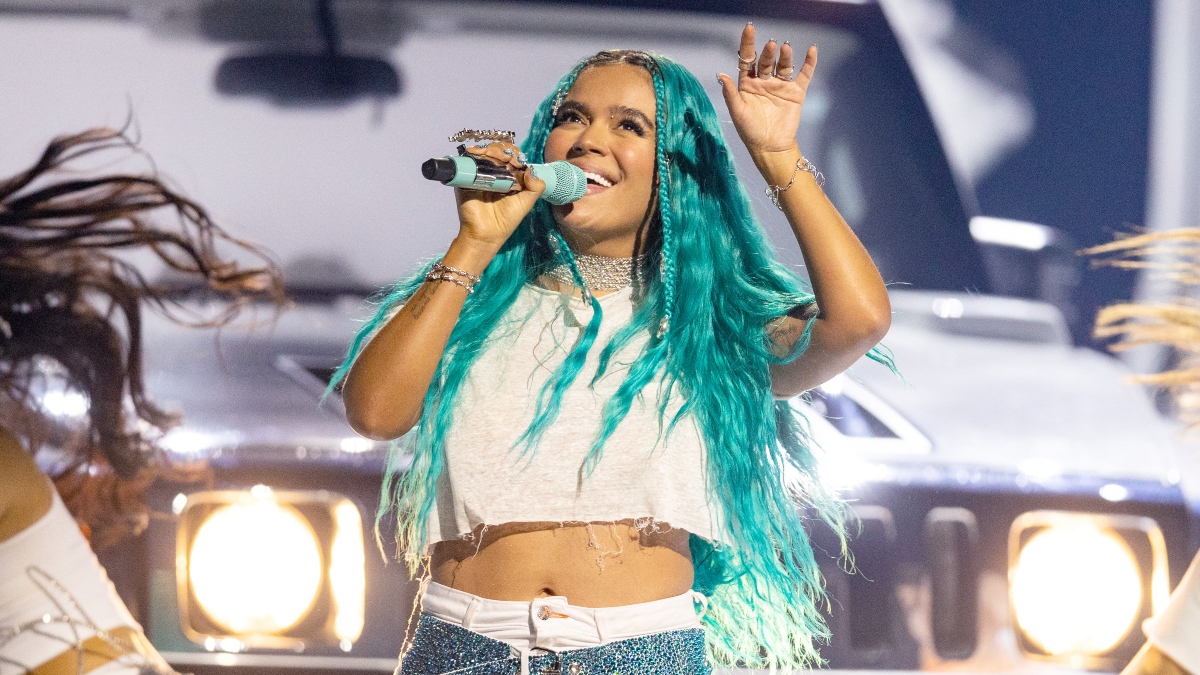 Karol G en concierto, artista de reggaetón y pop urbano disponible para contratación