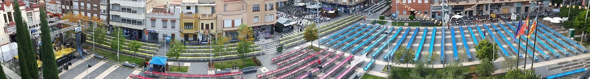 Plaza con comida popular montada por Talía